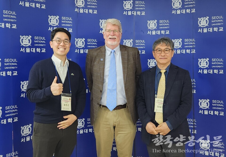 (���� ���� : 2024�� 2���� ����� ȣ�������Ǽ��Ϳ��� ���� ��40�� �ѱ������ȸ ������ȸ �� COLOSS Asia �����м���ȸ�� ������ ���������ȸ����(Apimondia, ���Ǹ���) Jeffery Pettis �� ȸ��(�߾�), ������ ù�� ��û���� ���� ���ؼ� ���ϴ� ����, ������ �ѱ������ ����ȸ�� ��ö�� �ȵ��� ����. �̱���� Pettis �ڻ�(�߾�)�� �ǰ����� ������ ������ �Ƴ��� ���� å��, ��Ÿ �������� �ǹ��� ��鼭 �����ִ� 2�� �ӱ⸦ �յΰ� ���� 10�� 7���ڷ� �����ߴ�.)